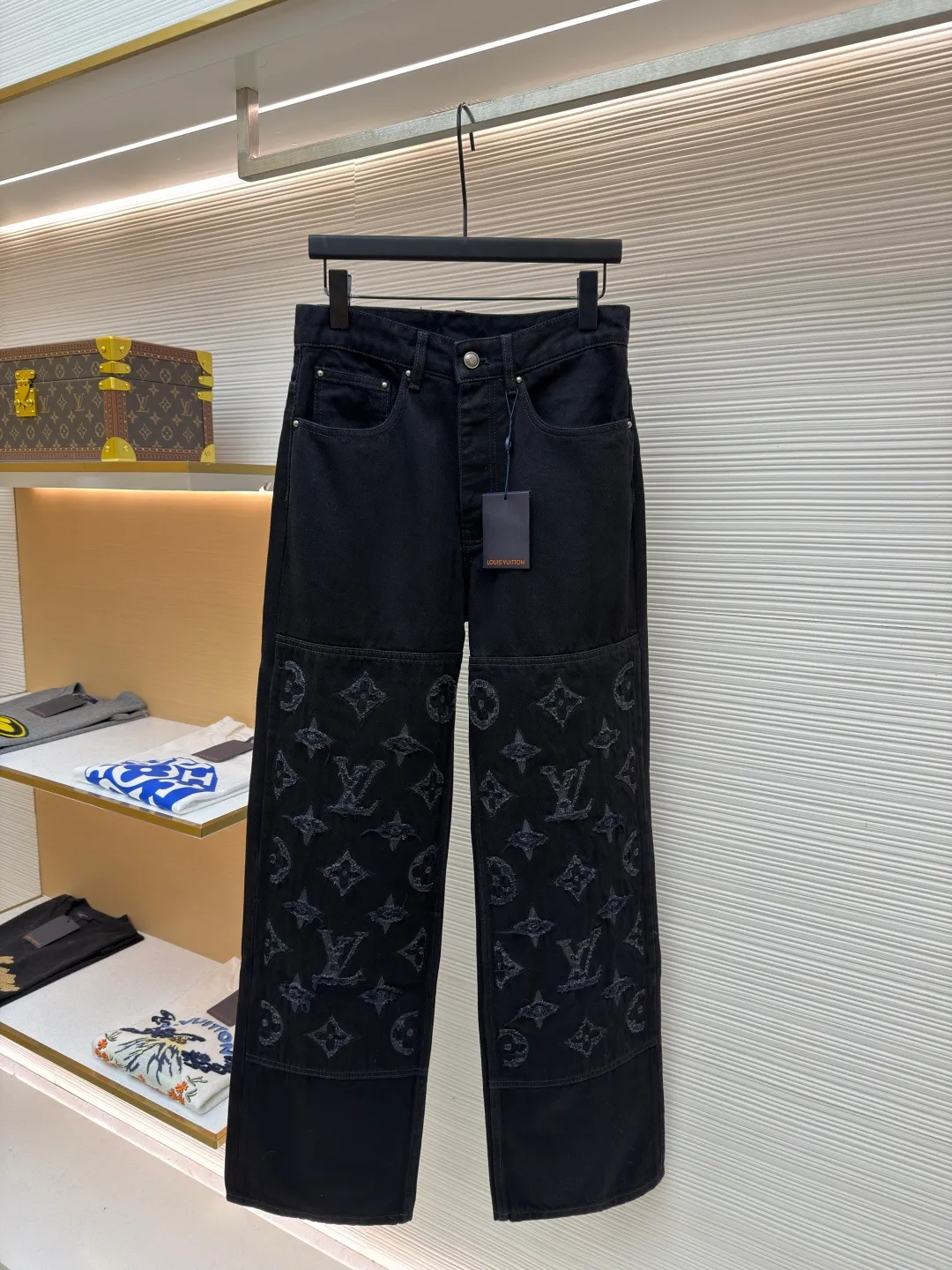 LOUIS VUITTON washed ripped jeans ●Authentic product: Purchased and developed by 18181 ●Item number: 1682310-B55 ●Material: pure cotton premium denim ●Technology: laser burning ●Version: fitted version ●Weight: about 960 grams ●Size: 30-32-34-36 ●Description: This destroyed detail is really cool. This washed denim truck elevates a classic silhouette with contrasting Monogram detailing front and rear, crafted with an edgy tear effect. This mid-season item is effortlessly layered and can be matched with other accessories to present a trendy style. The overall routing is straight and delicate, the fabric is comfortable and soft, and the color is consistent without any color difference. It can be matched with the same style to create a fashionable look, and can be used in various occasions. Customized accessories, complete with three standards, the same style for men and women!